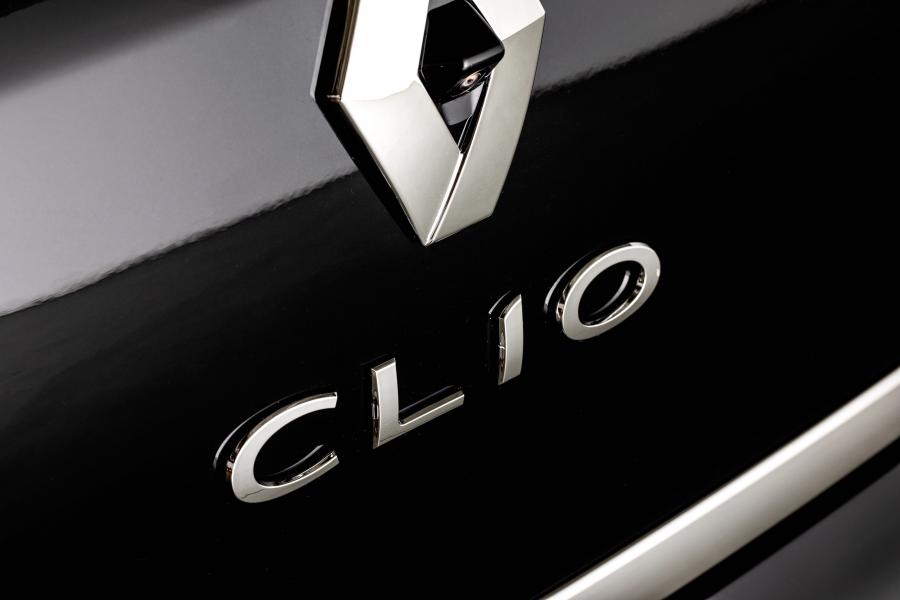 Логотип Renault Clio Moschino 2018 года  (фото 16 из 18)